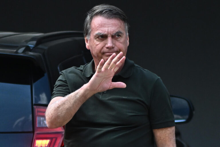 Mantienen a Bolsonaro en prisión domiciliaria