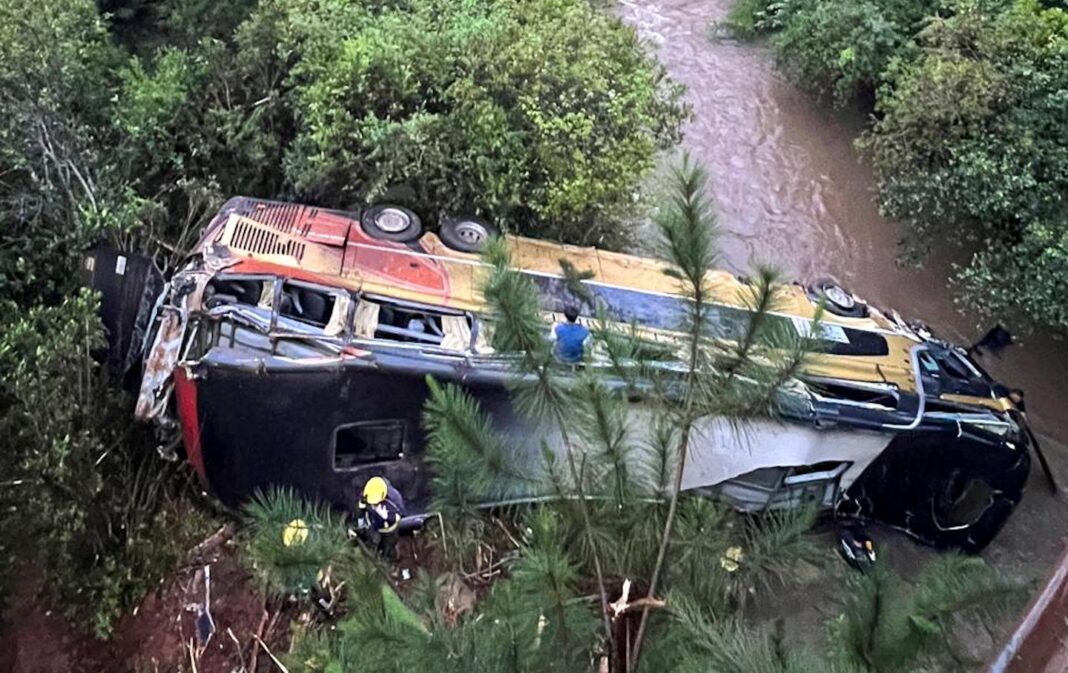 Ocho muertos y varios heridos al caer un ómnibus desde un puente en Argentina