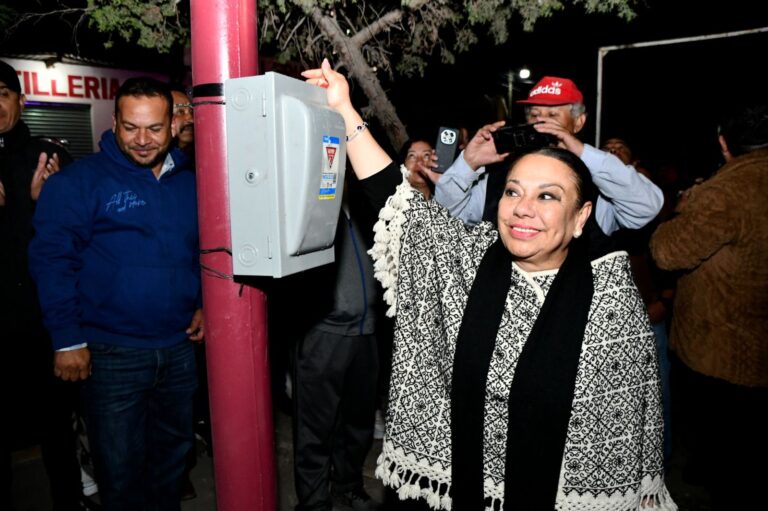 PRESIDENTA LORENA GARCÍA CÁZARES ACTIVÓ ALUMBRADO EN  CIRCUITO CHAPULTEPEC 