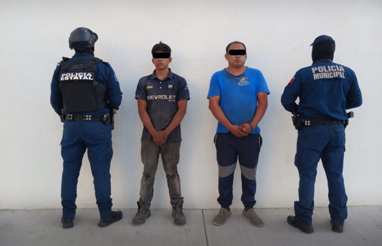 Detienen a dos hombres cuando desvalijaban un vehículo robado