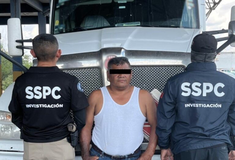 Detienen a una persona y aseguran tractocamión con 76 mil litros de huachicol