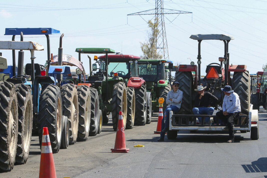 Productores y agricultores mexicanos bloquean carreteras para pedir precio justo del maíz