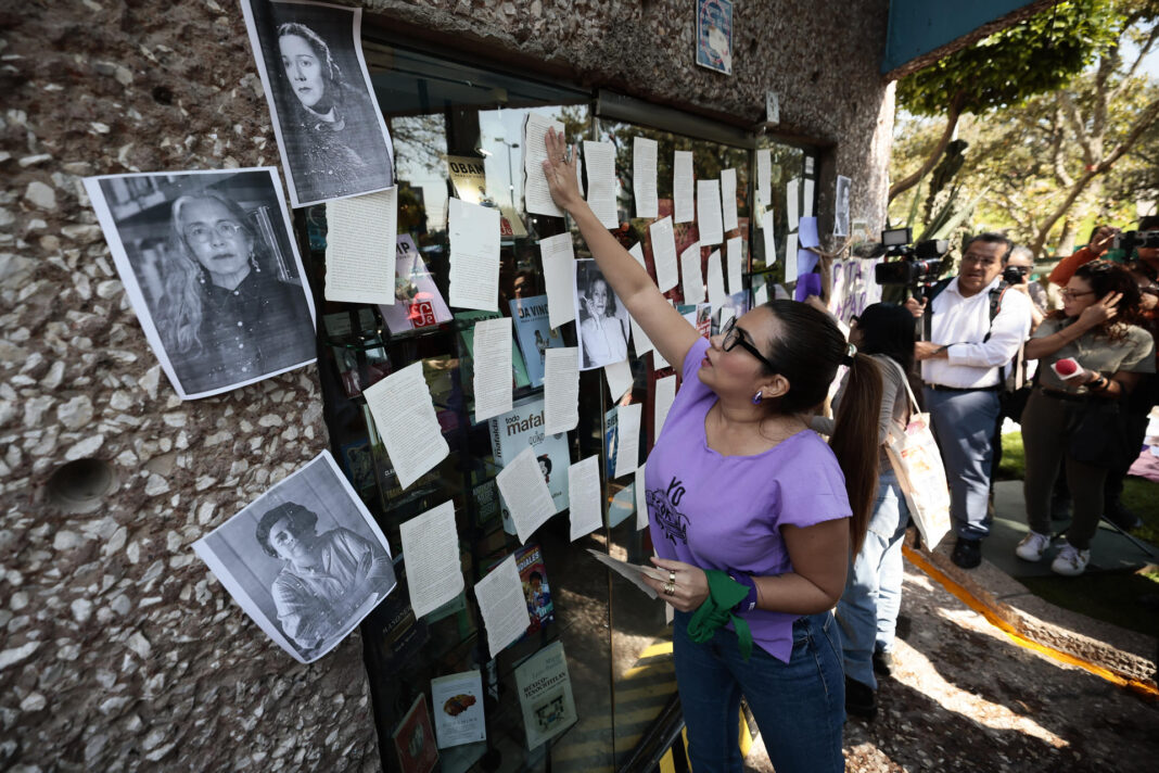 Escritoras y feministas mexicanas exigen la renuncia de Taibo II con