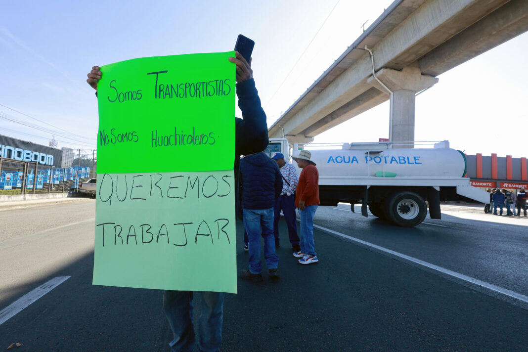 Operadores de pipas de agua bloquean calles en México tras intervención de tomas y pozos