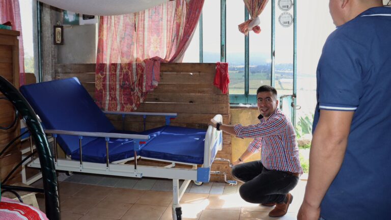 Entregan camas hospitalarias y sillas de ruedas