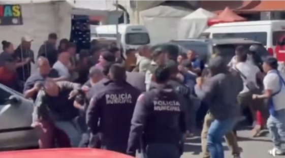 Pelean comerciantes ambulantes por espacios en la vía pública