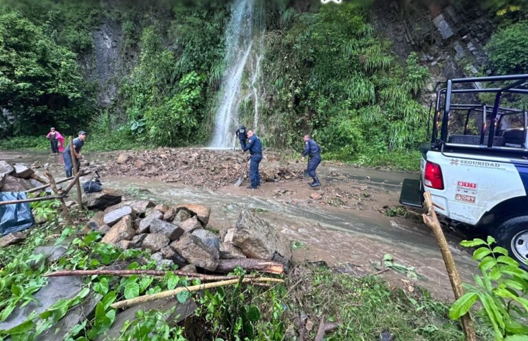 Logran autoridades abrir paso en la carretera Chalchocotipa-Coacuilco