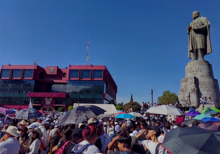Bajo presión institucional, estudiantes llenan la Plaza Juárez Bajo presión institucional, estudiantes llenan la Plaza Juárez