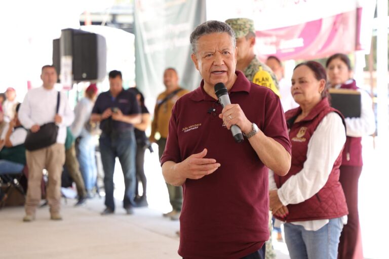 Julio Menchaca acompaña entrega de apoyos directos a familias damnificadas Julio Menchaca acompaña entrega de apoyos directos a familias damnificadas