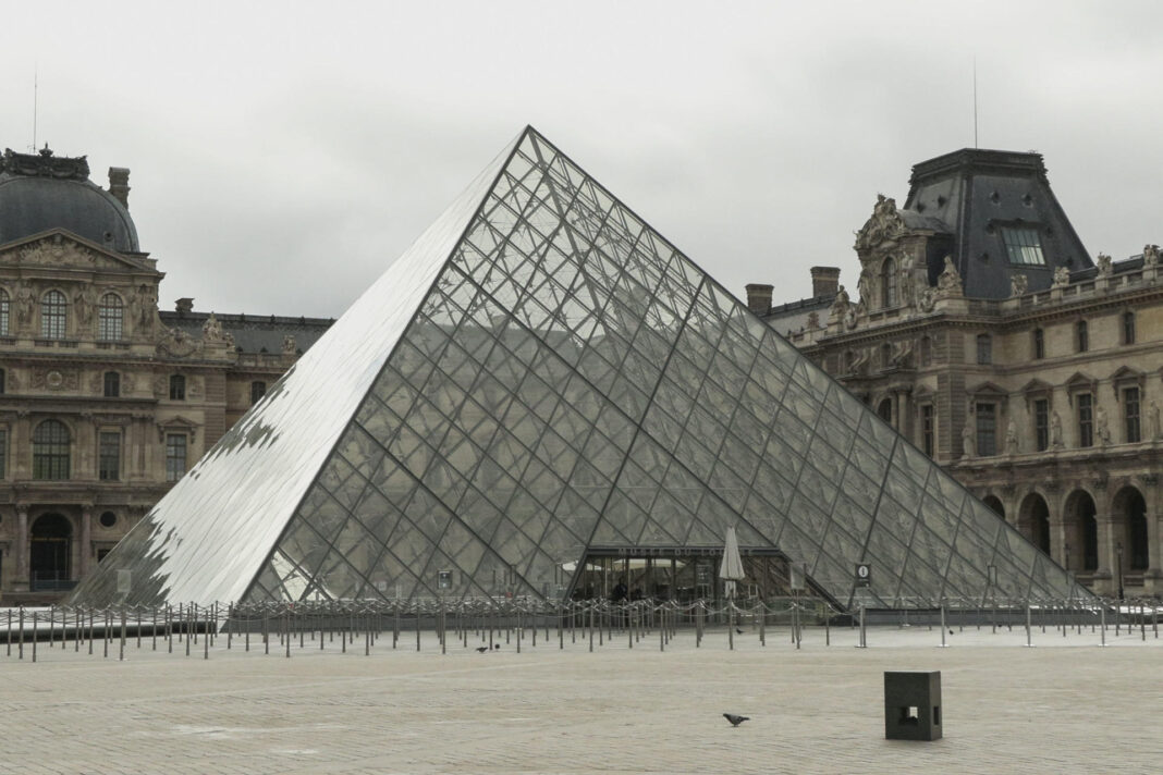 El Louvre reabre mañana con debate candente de su seguridad y sin rastro de joyas robadas