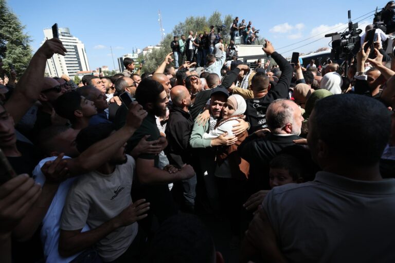 Presos palestinos llegan a Gaza; dan por concluida su liberación