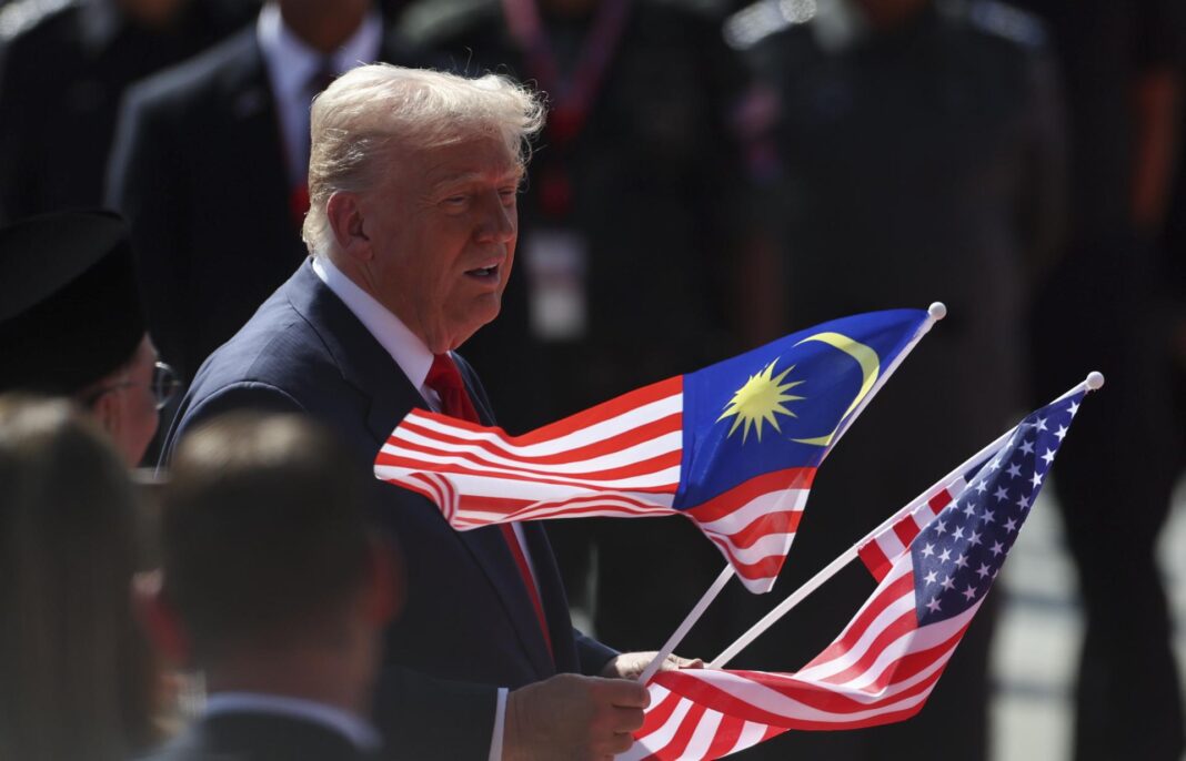 Alfombra roja, banderas y un animado baile de Trump a su llegada a Malasia