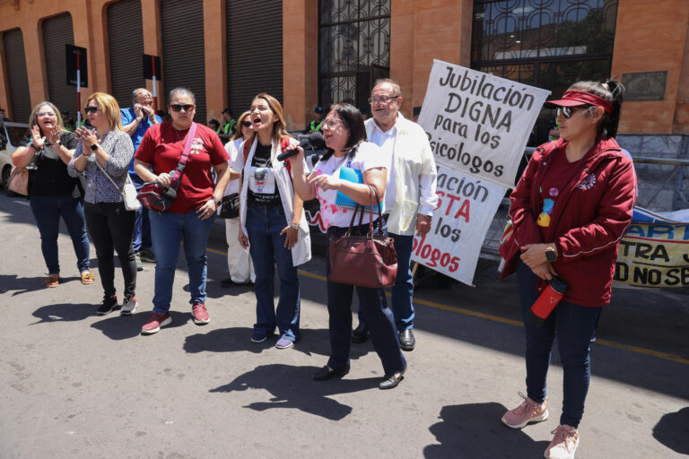 Médicos protestan contra precarización laboral
