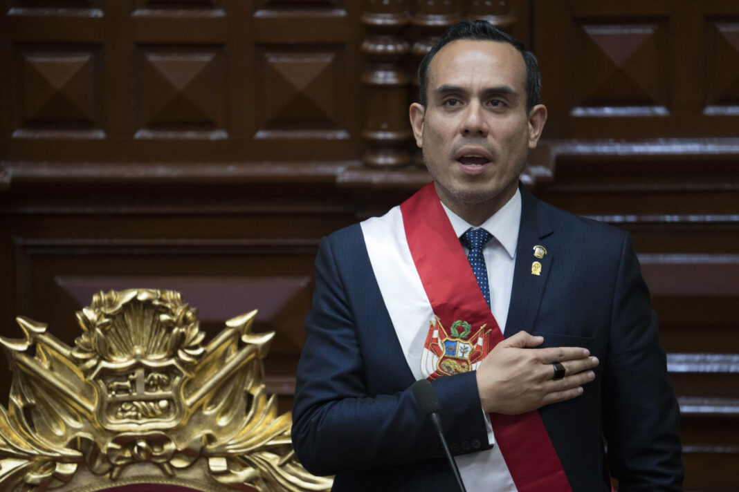 Presidente interino de Perú inicia mandato con 45 % de aceptación y 42 % de desaprobación
