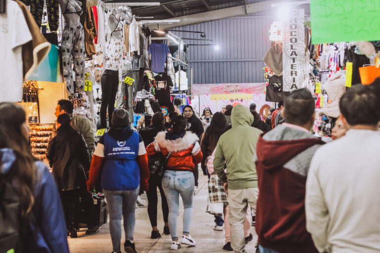 Colores y diversión en el pabellón comercial