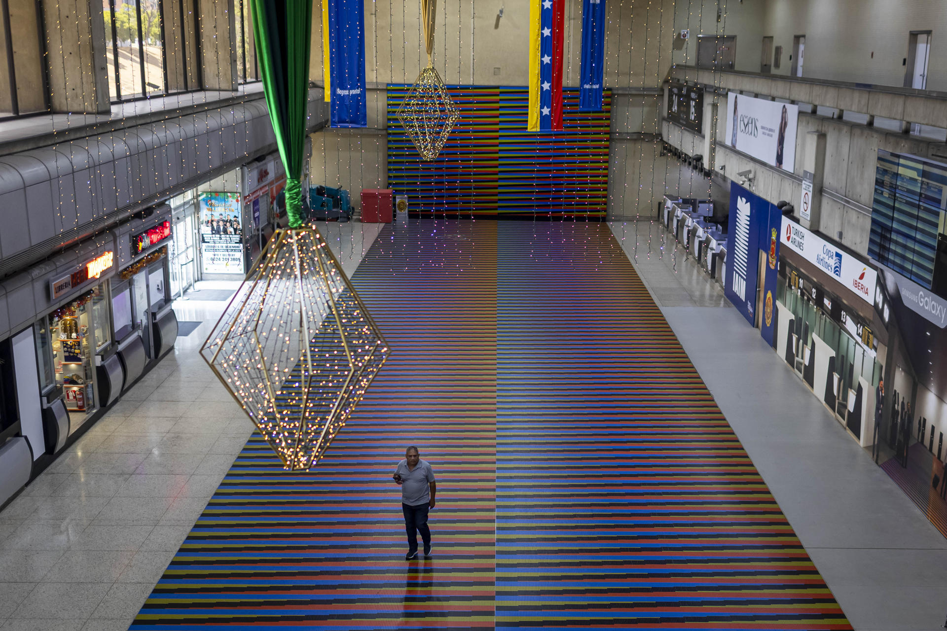 Pocos vuelos y pasajeros en el principal aeropuerto de Venezuela en medio de crisis aérea