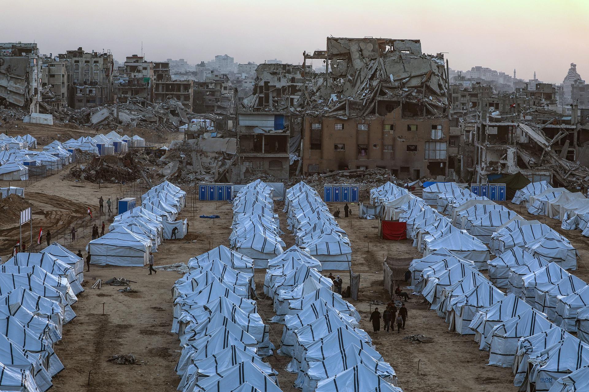 Israel lanza una oleada de bombardeos en toda Gaza y mata al menos a 14 personas