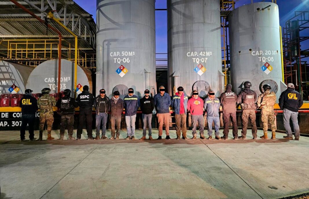 Aseguran 250 mil litros de combustible, hay ocho detenidos