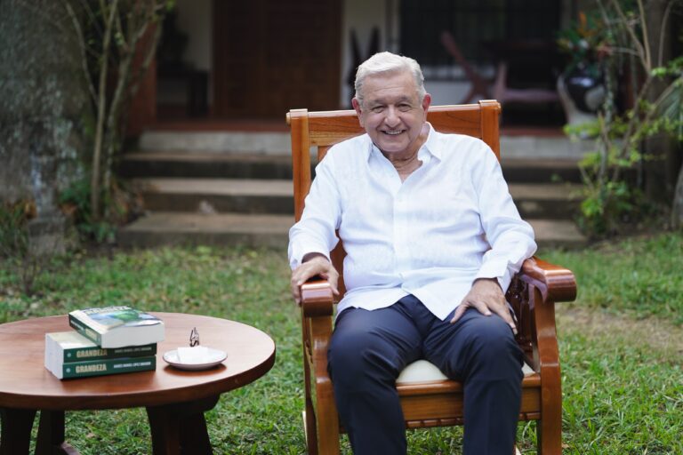 El ex presidente, Andrés Manuel López Obrador, reapareció a través de un largo mensaje para anunciar la publicación de su nuevo libro “Grandeza”, pero también para precisar las tres razones por las que regresaría a la vida pública y política.