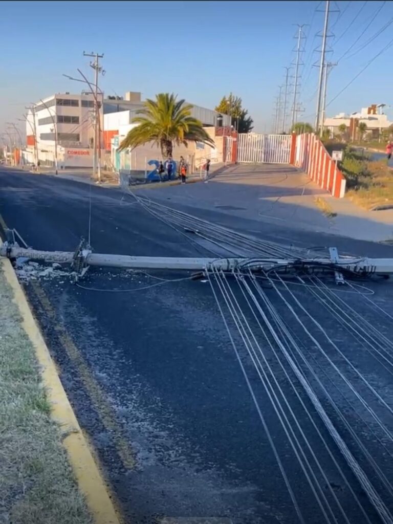 Reabren la Circulación en Providencia Tras Caída de Poste y Afectación de Servicios