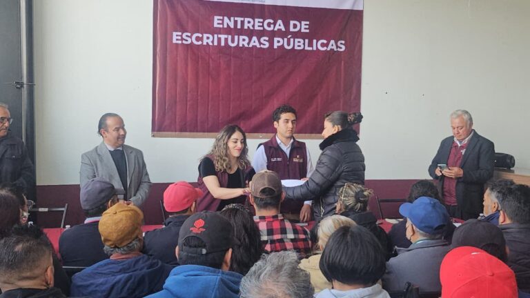 Otorgan 58 escrituras a familias de diversos municipios