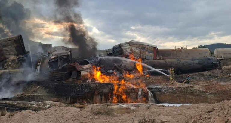 Se descarrila y explota vagón de tren que transportaba combustible 