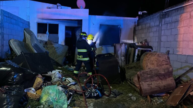 Incendio consume vivienda en Privada de Virreyes; rescatan a dos personas heridas