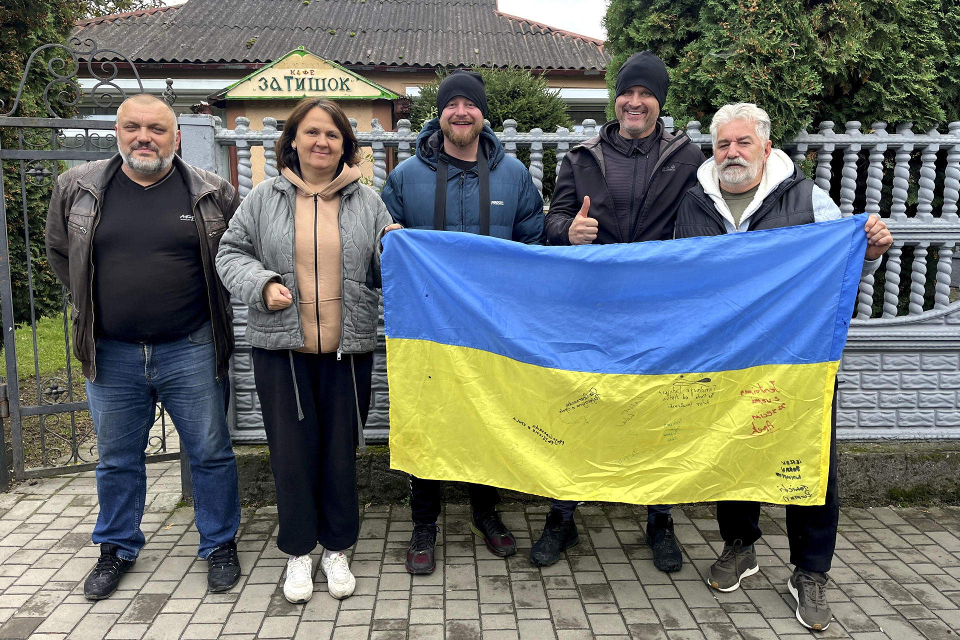Ucranianos mantienen su apoyo a tropas del frente en medio del escándalo de corrupción