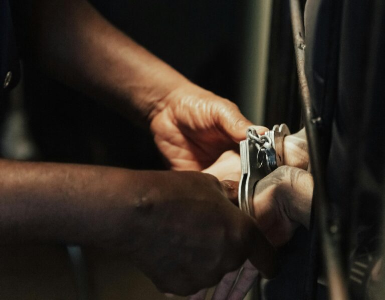 Detienen a hondureños por presunta agresión a policía 