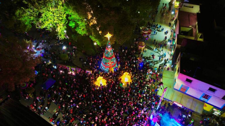 Con el encendido del árbol, iniciaron los festejos navideños en Tula