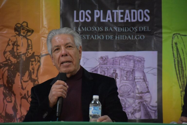 Usuario del CGI Pachuca presenta el libro Los Plateados, famosos bandidos del estado de Hidalgo