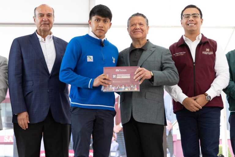Julio Menchaca entrega 10 mil tabletas a estudiantes de nivel medio superior