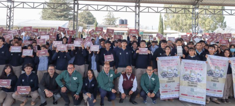 Natividad Castrejón entrega tabletas a estudiantes del Conalep Tulancingo