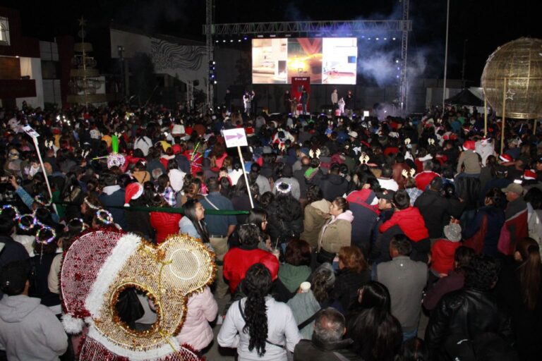 MINERAL DE LA REFORMA ENCIENDE SU ÁRBOL NAVIDEÑO EN UNA NOCHE DE FIESTA Y COMUNIDAD