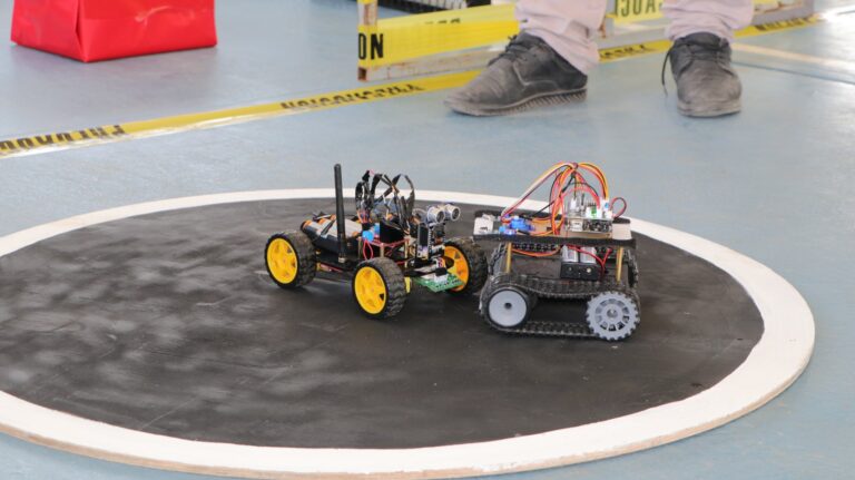 Realiza UTMZ el primer torneo de robótica móvil