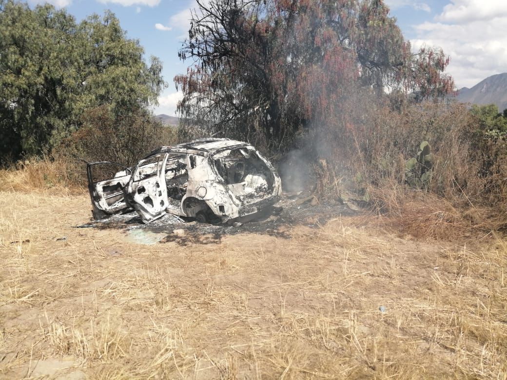 Camioneta calcinada sin placas encontrada en Tlanalapa, Hidalgo