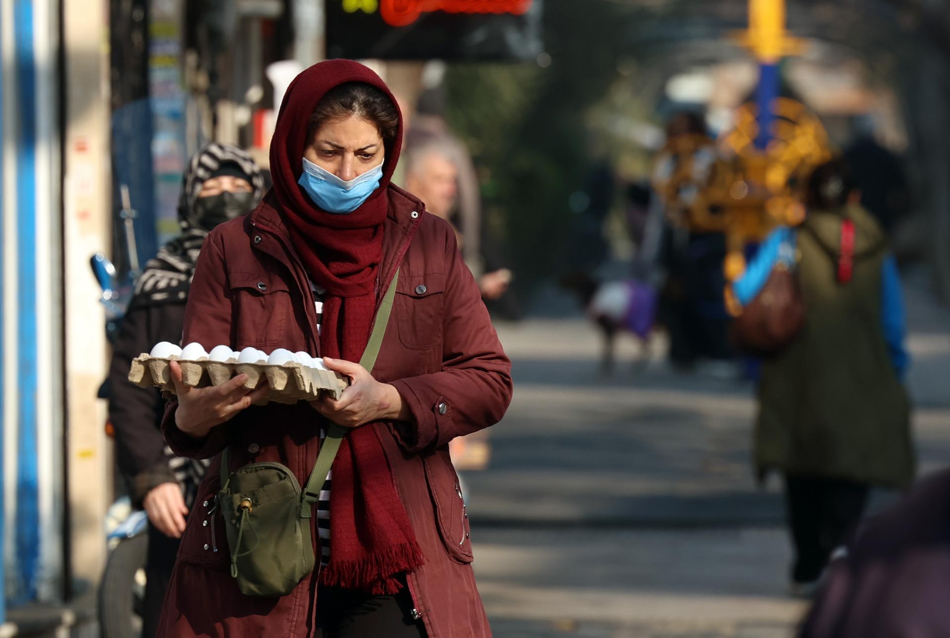 Mueren dos policías y 30 personas resultan heridas en las protestas de Irán