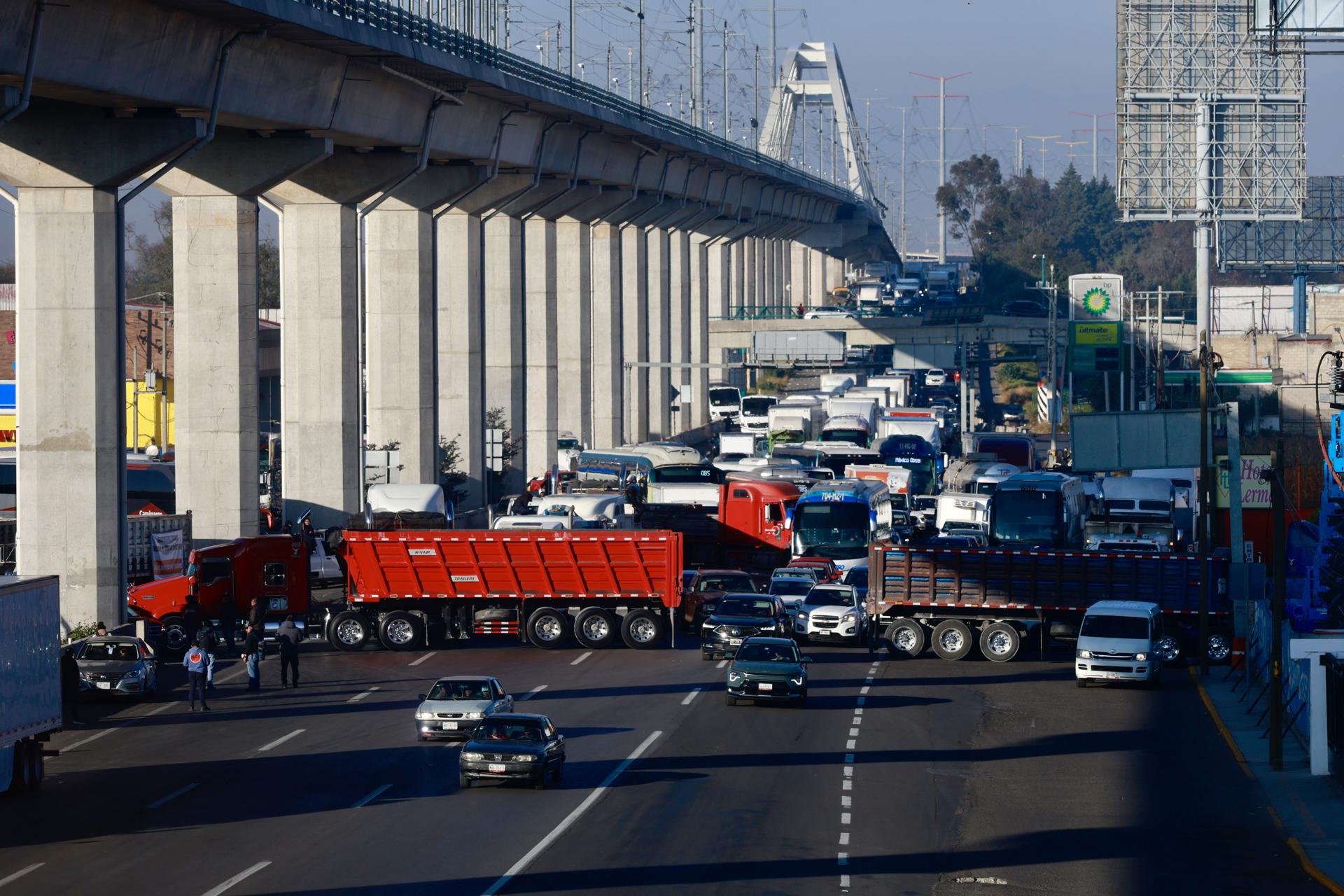 Transportistas bloquean vías en el centro de México en protesta por extorsiones
