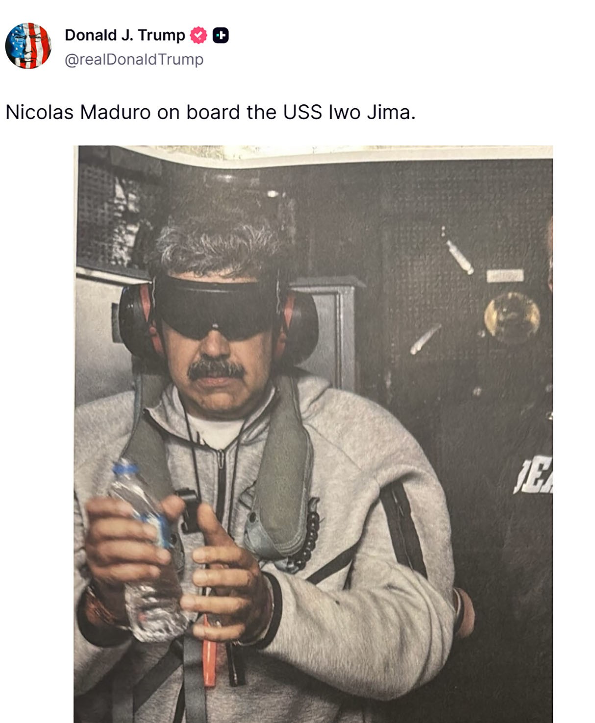 Maduro desciende esposado del avión militar tras aterrizar en Nueva York