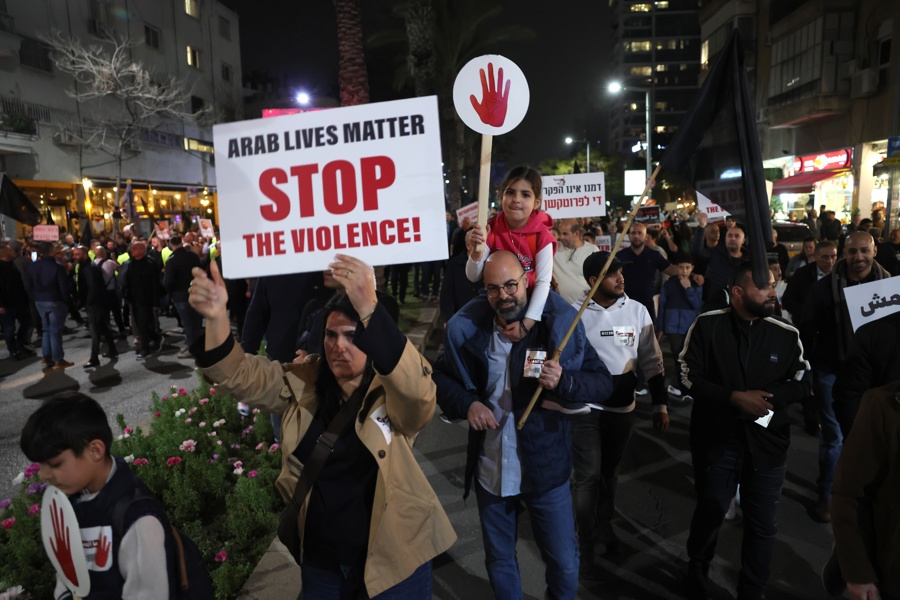 Miles de israelíes y palestinos de 1948 protestan contra la violencia en urbes árabes