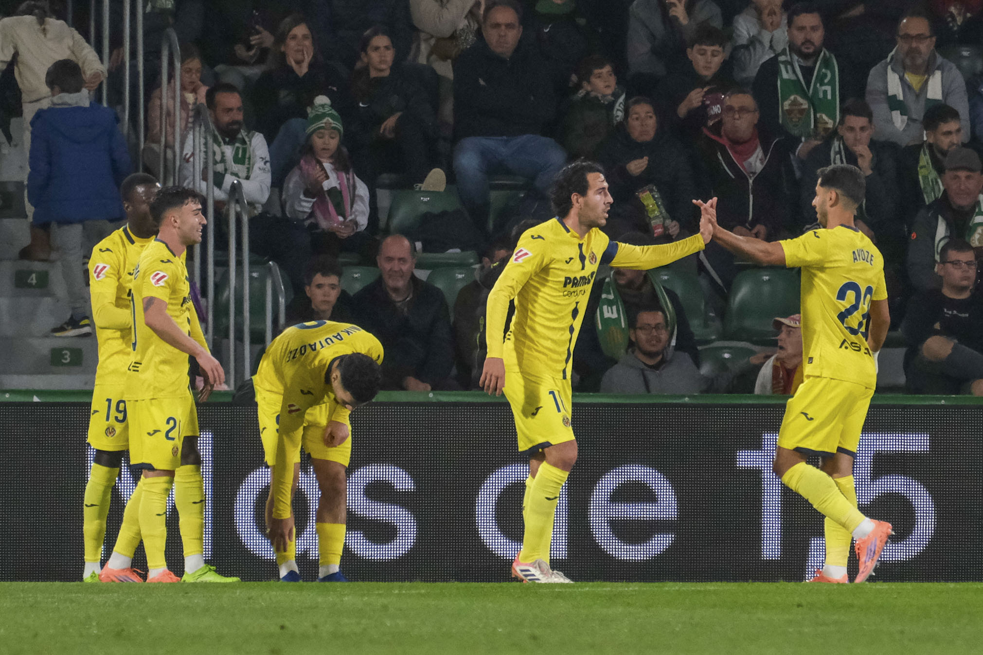 El Villarreal recupera la pegada y acaba con el invicto del Elche como local