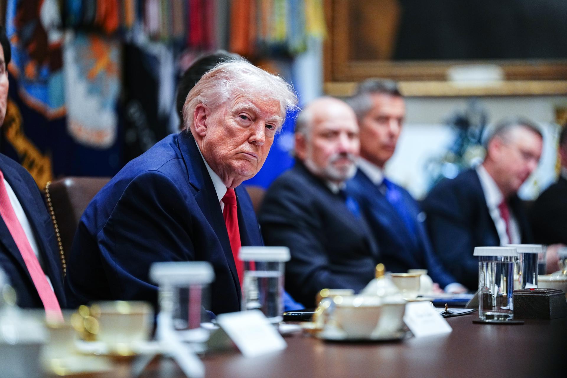 Trump evita crisis de Minnesota en una reunión de gabinete en la que no admite preguntas