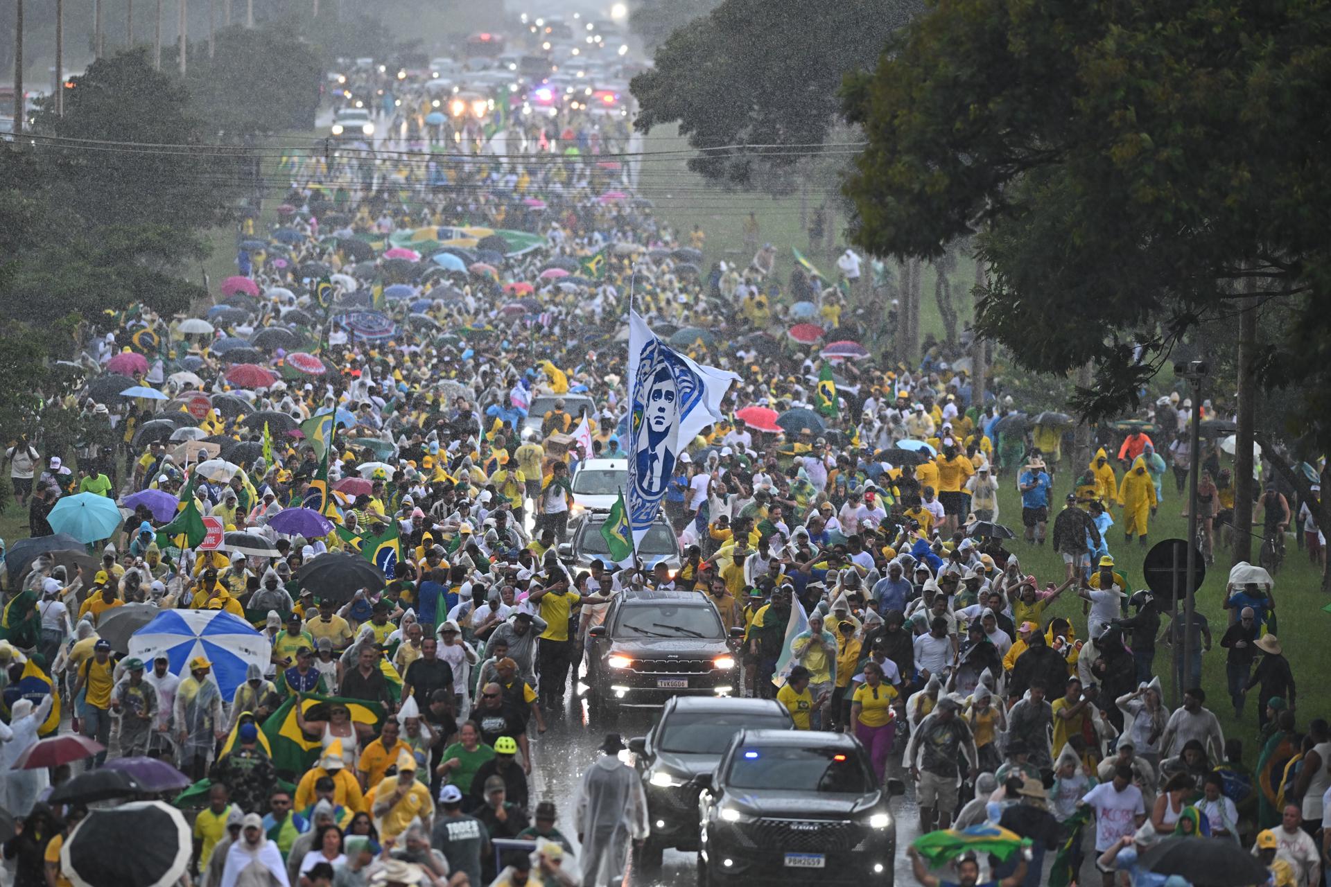 Miles de seguidores de Jair Bolsonaro marchan en Brasilia por su libertad
