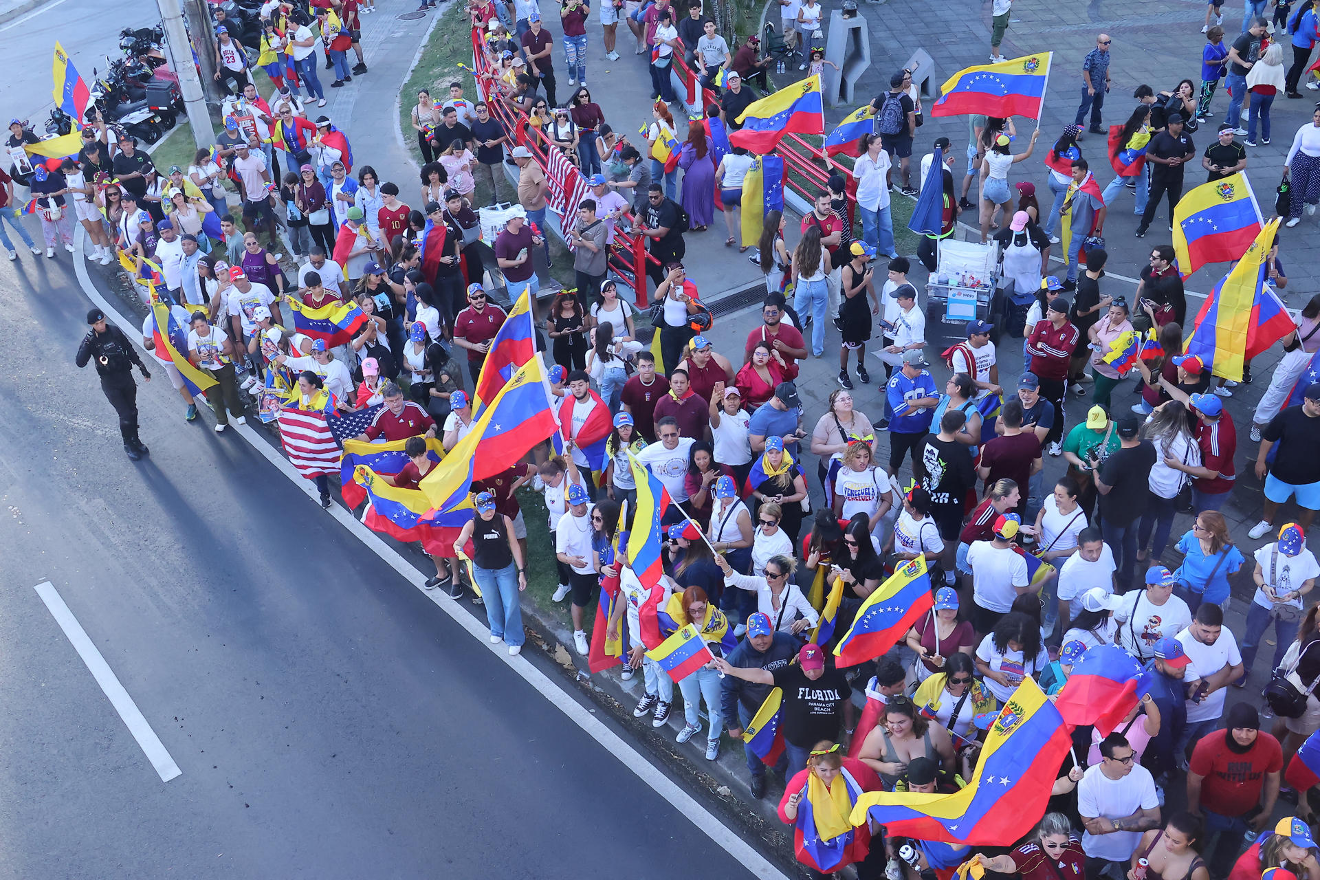 Venezolanos se dan «un abrazo de alegría» 