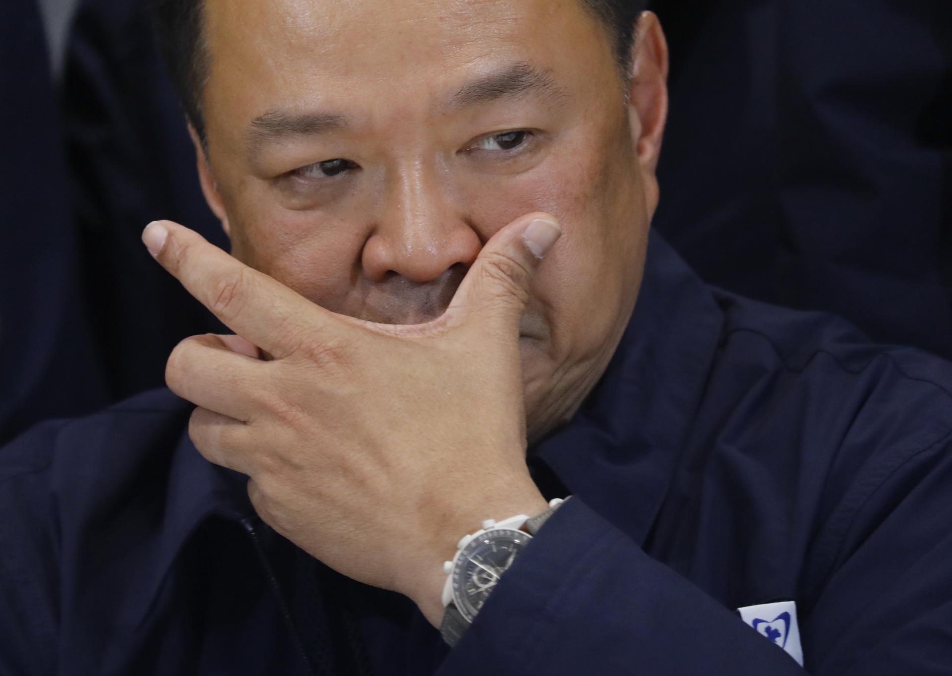 Tailandia da un giro y vota por el partido conservador