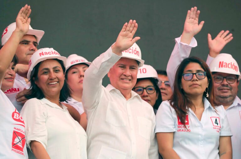 El izquierdista López Chau sube al tercer lugar en presidenciales de Perú, según encuesta