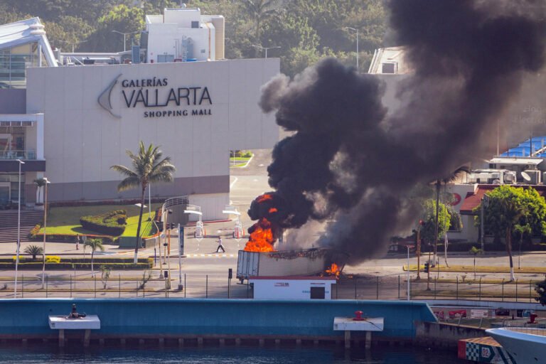 Cancelan vuelos internacionales en Puerto Vallarta por violencia en Jalisco