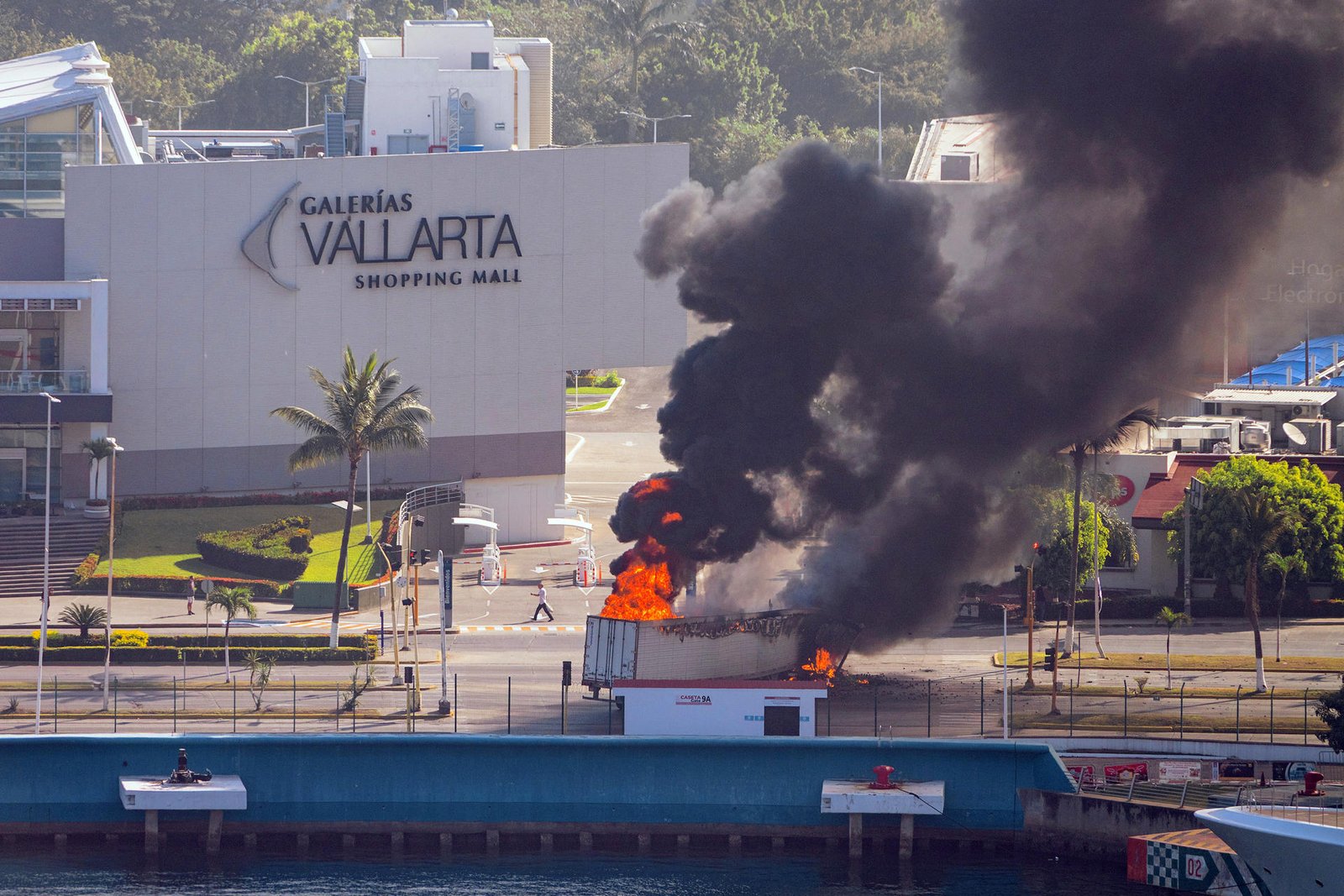 Cancelan vuelos internacionales en Puerto Vallarta por violencia en ...