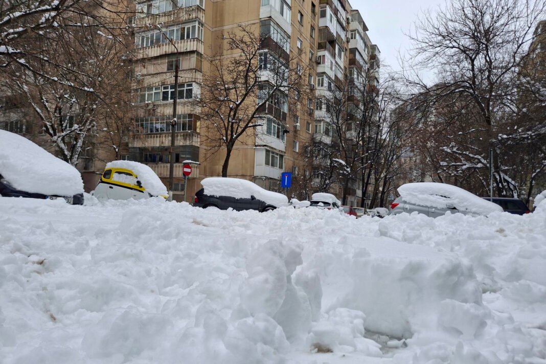 Bucarest sufre la peor nevada en casi dos décadas
