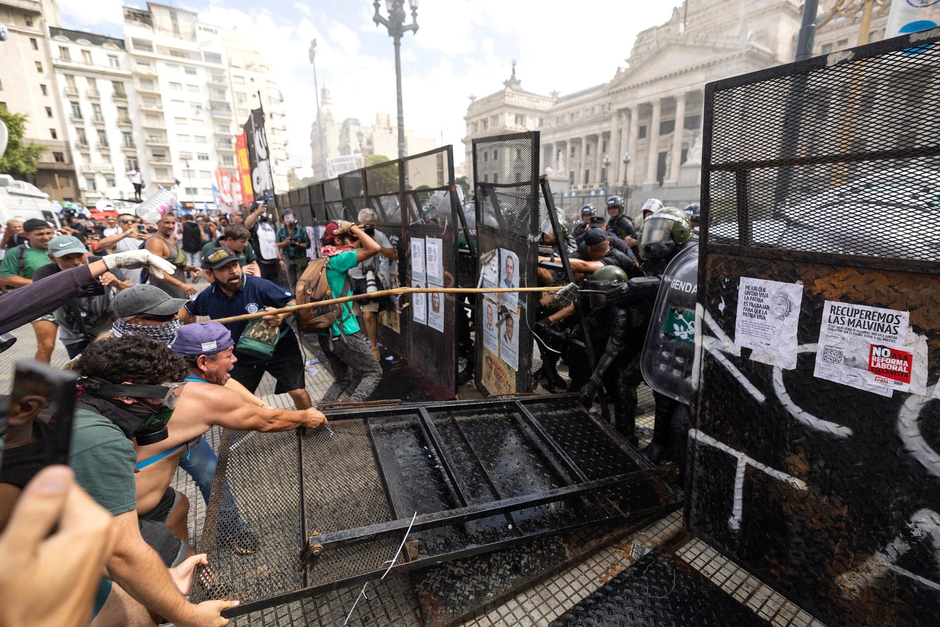 Tensión por protestas contra reforma laboral en Argentina